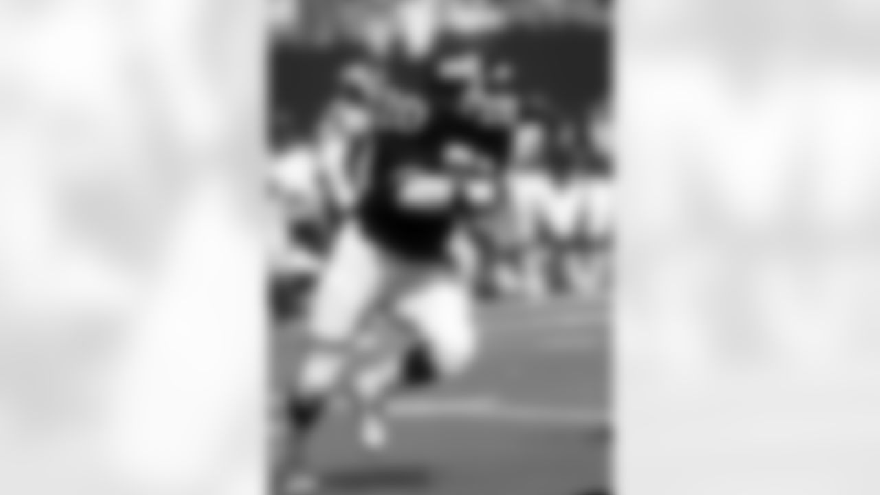 New York Giants running back Joe Morris (20) runs the ball during the NFL football game against the Philadelphia Eagles on September 8, 1985 in East Rutherford, New Jersey. The Giants won the game in a 21-0 shutout. (AP Photo/Paul Spinelli)