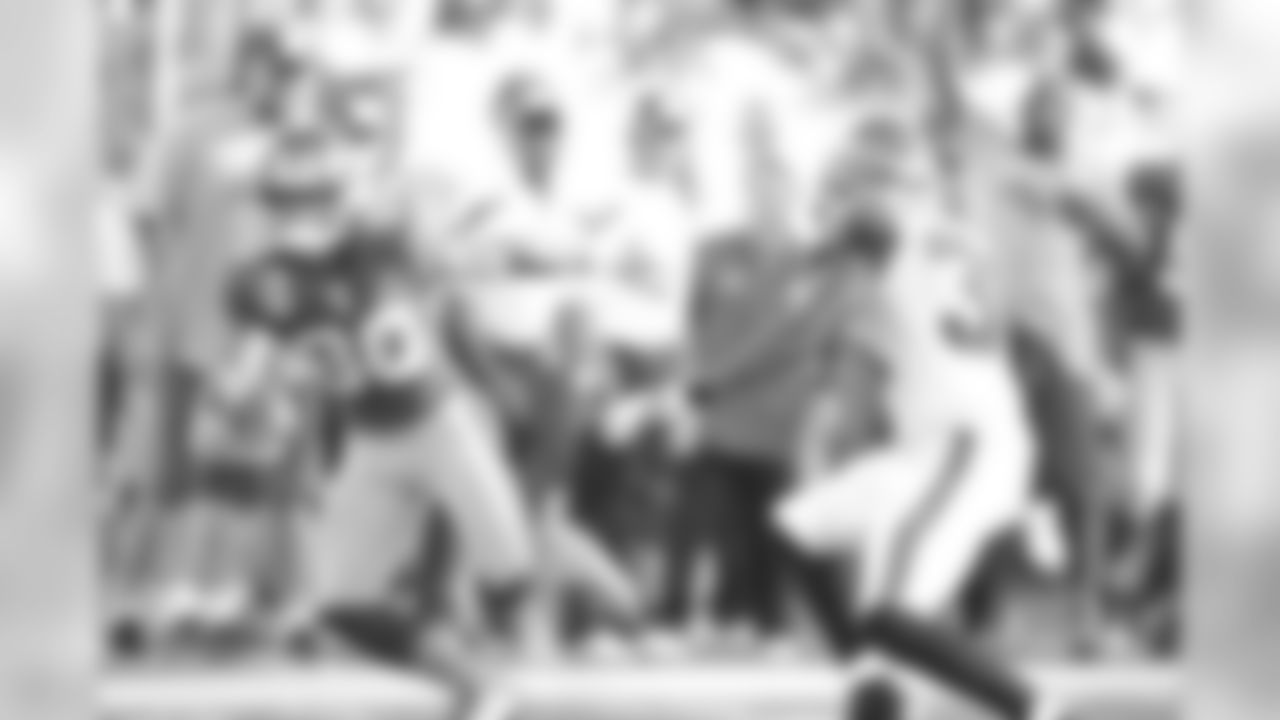 WR Victor Cruz Cruz is 27 yards away from becoming the fourth Giant to eclipse 1,000 receiving yards in three straight seasons. The fourth-year wide receiver, who is also on pace for a career-high reception total, will try to do so against Seattle's No. 1 defense, which gives up just 175.6 passing yards per game. "It's been great having a guy like Eli [Manning] on my team and on my side to be able to, from an individual standpoint, believe in what I can do and be able to trust in the fact that I'm going to be where I'm going to be on times down the field and getting me the ball and do some good things," said Cruz, who has 71 receptions for 973 yards and four touchdowns through Week 14. "So to be able to achieve an individual goal like that between myself and Eli for these past three years has been an amazing feat, but obviously it's about this team and it's about what we do collectively."