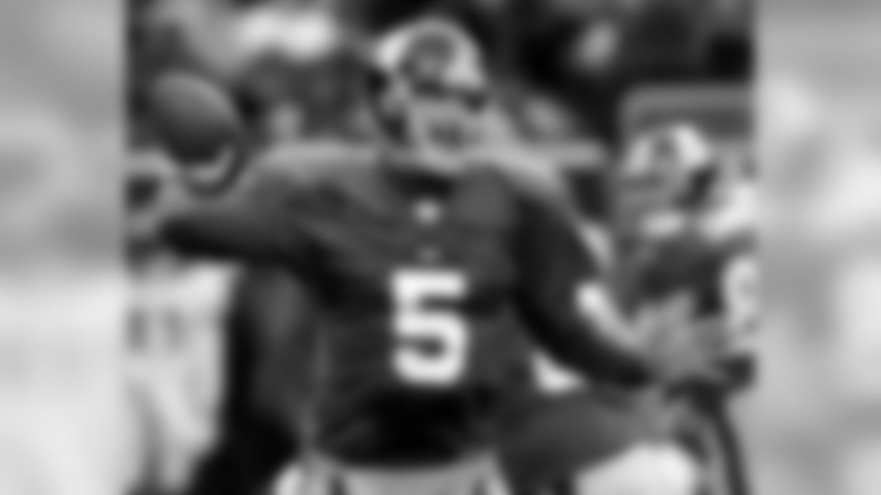 New York Giants quarterback Kerry Collins throws a pass against the Philadelphia Eagles Saturday, Dec. 28, 2002, at Giants Stadium in East Rutherford, N.J. The Giants will play at the San Francisco 49ers Sunday, Jan . 5, 2003 in a Wild Card Playoff. (AP Photo/Bill Kostroun)