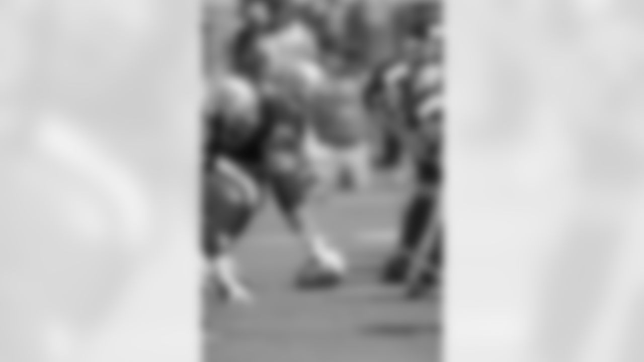 Oakland Raiders center Barett Robbins prepares to snap the ball against the New York Giants during an NFL football game on September 13, 1998 in Oakland. The Raiders won 20-17. (AP Photo/G. Newman Lowrance)
