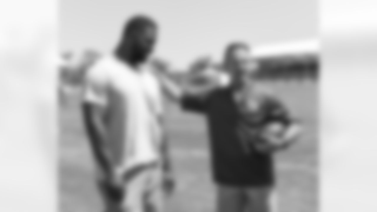 New York Giants defensive coordinator Steve Spagnuolo talks with former player Justin Tuck during NFL training camp practice on August 3, 2016 at the Quest Diagnostics Training Center in East Rutherford, New Jersey. (Evan Pinkus via AP)