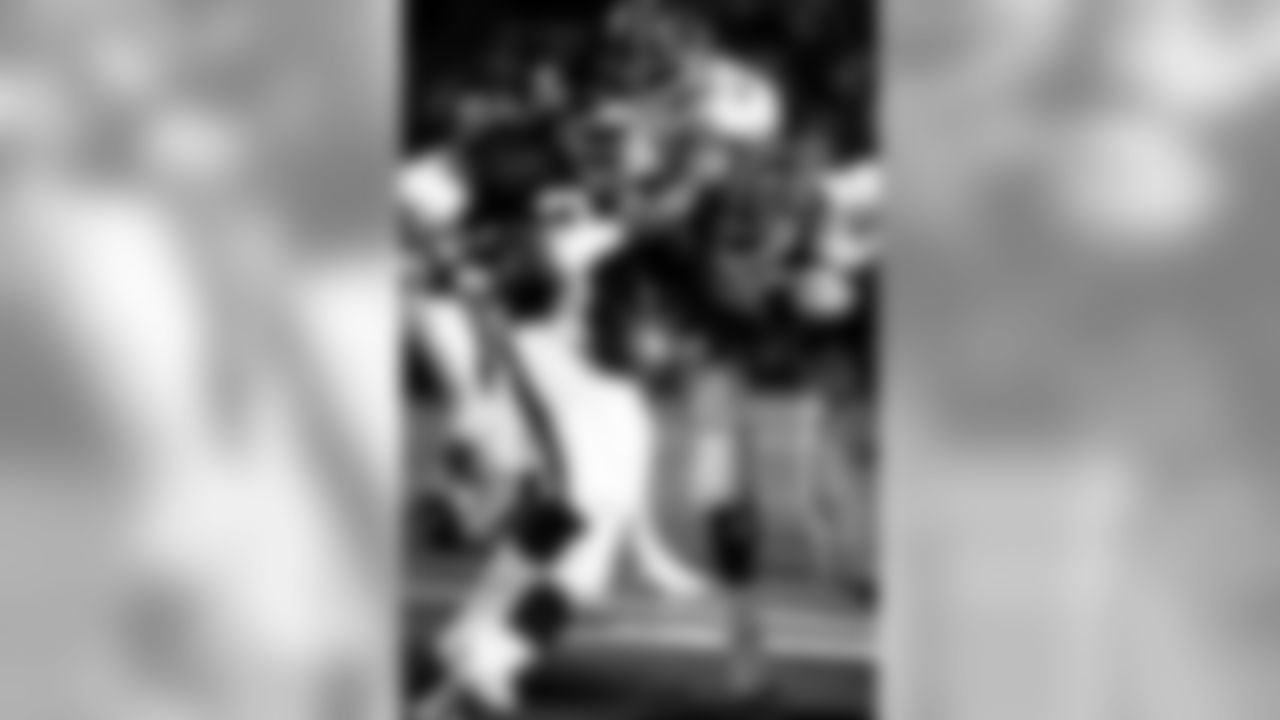 A two-time Pro Bowler and the St. Louis Cardinals' all-time leading rusher, running back Ottis Anderson was traded to New York in the middle of the 1986 season. Three months later, Anderson helped the Giants to a victory in Super Bowl XXI.