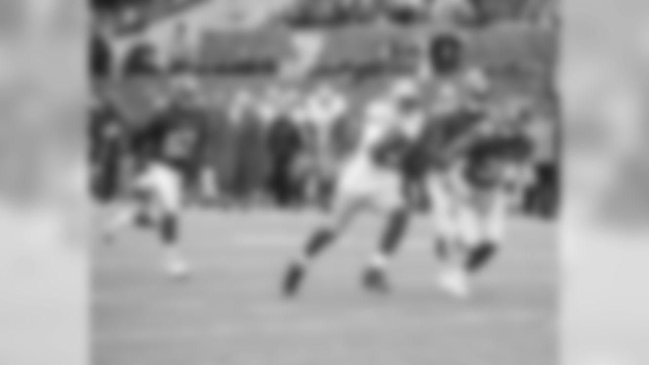 San Francisco quarterback Colin Kaepernick hooks up with wide receiver Michael Crabtree for a 48-yard touchdown early in the second half to take a 16-7 lead. >>WATCH WR MICHAEL CRABTREE'S 48 YARD TD