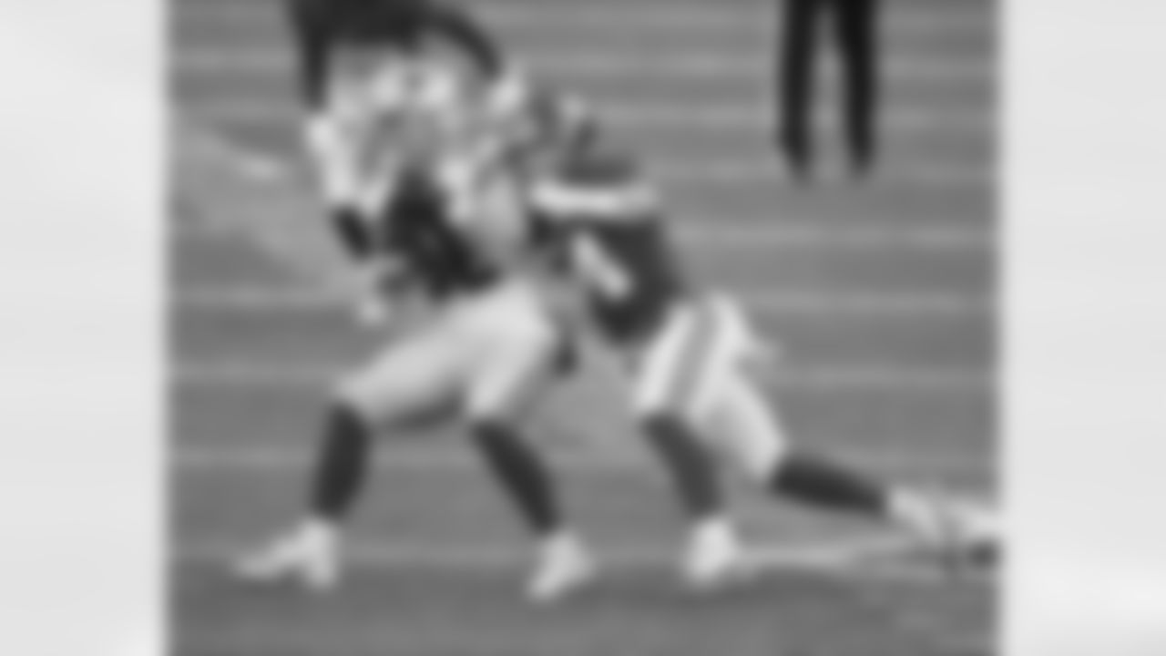 New York Giants linebacker Blake Martinez (54) tackles Dallas Cowboys tight end Dalton Schultz (86) during a week 17 regular season football game at MetLife Stadium on January 3, 2021 in East Rutherford, New Jersey
