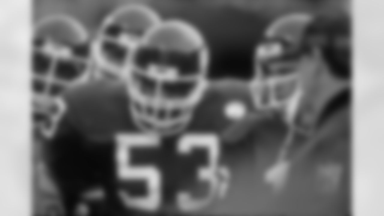 Linebacker Harry Carson (53) of the New York Giants on the sidelines during a 49 - 3 win over the San Francisco 49ers in the 1986 NFC Divisional Playoff Game Jan. 4, 1987 at Giants Stadium in East Rutherford, NJ. (AP Photo / Al Messerschmidt)