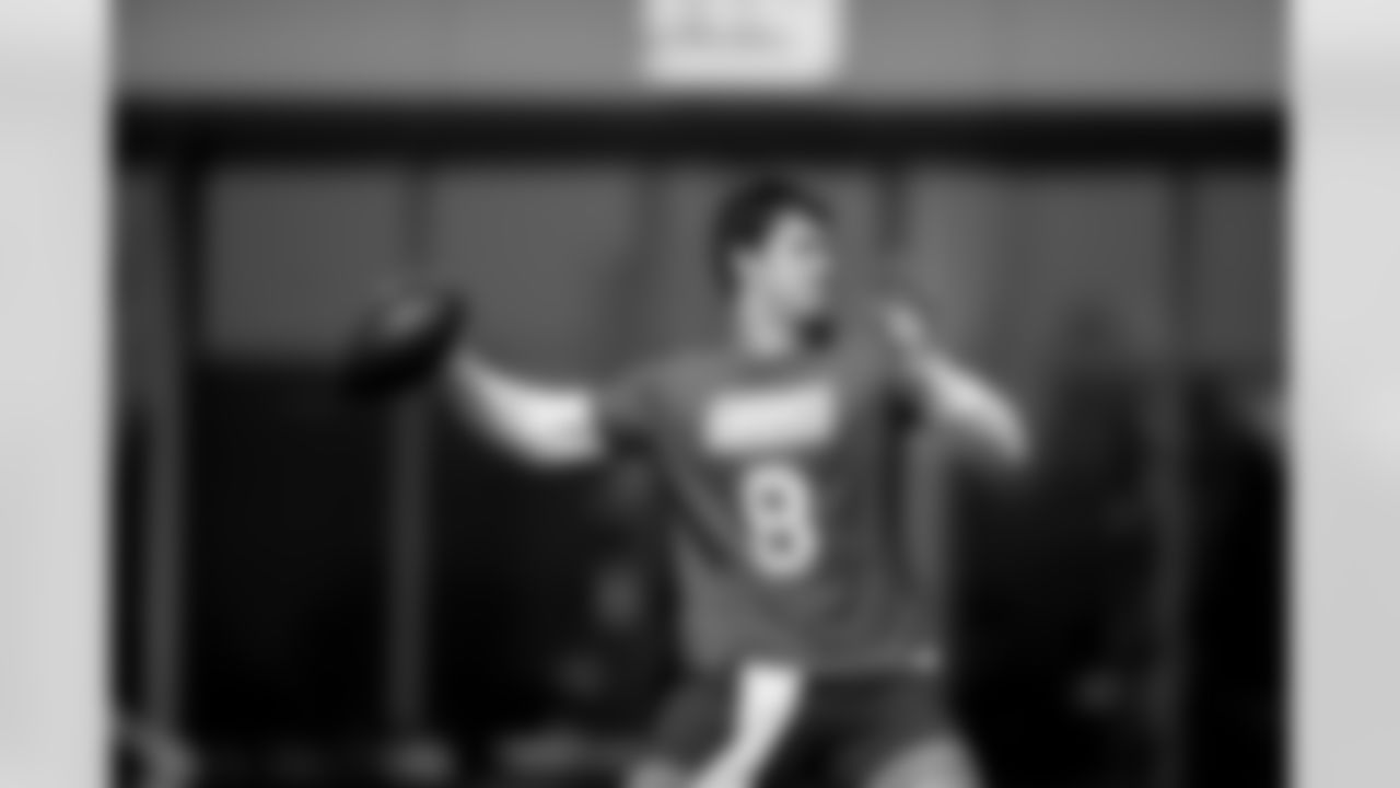 Daniel Jones (8)
