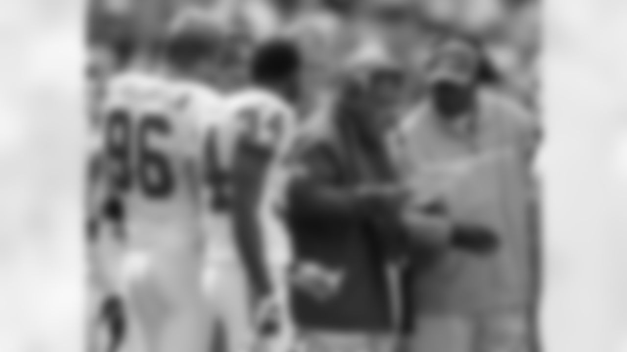 Kansas City defensive coordinator Romero Crennel, black jacket, and defensive backs coach Emmitt Thomas, right, confer during a time out with linebacker Andy Studebaker (96), and Travis Daniels (34) in their NFL football game against the Cleveland Browns on Sunday, Sept. 19, 2010, in Cleveland. (AP Photo/Amy Sancetta)