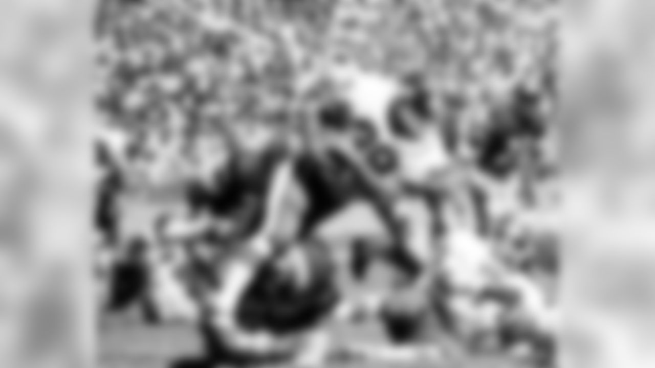 New York Giants Larry Czonka carried the ball Sept.12,1976 in game against the Redskins in Washington. The game marked Czonka"s return to the NFL where he played for the Miami Dolphins before a stint with the short- lived World Football League. (AP Photo/Charles Tasnadi)