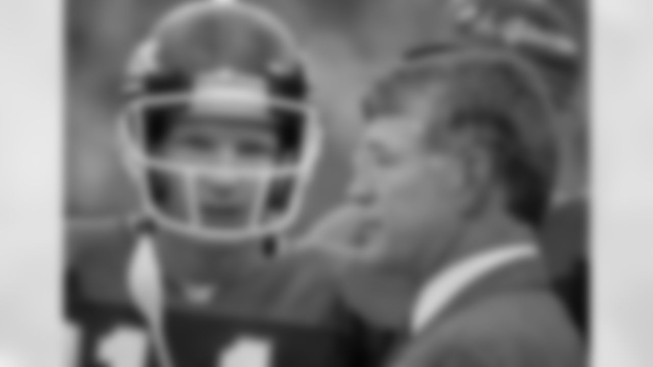 New York Giants head coach Dan Reeves, right, confers with quarterback Phil Simms on the sidelines during a game against the Philadelphia Eagles on Oct. 17, 1993 in East Rutherford, N.J. (AP Photo/Mark Lennihan)