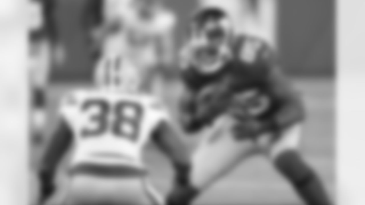 New York Giants tight end Martellus Bennett (85) attempts to avoid a tackle by Green Bay Packers' Tramon Williams (38) during the second half of an NFL football game