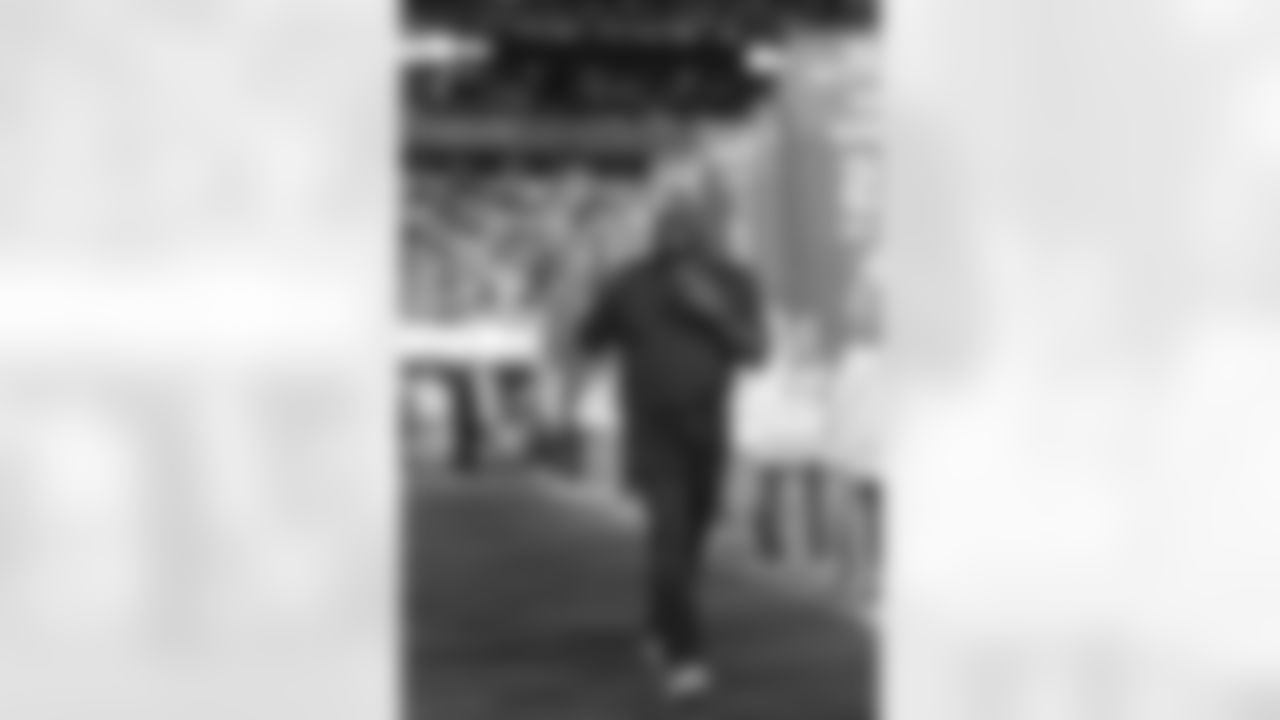 Rodney Hampton walks the blue carpet to receive his Ring of Honor jacket during a Monday Night football game against the Dallas Cowboys on Monday September 26, 2022 in East Rutherford, New Jersey (Evan Pinkus/NY Giants)