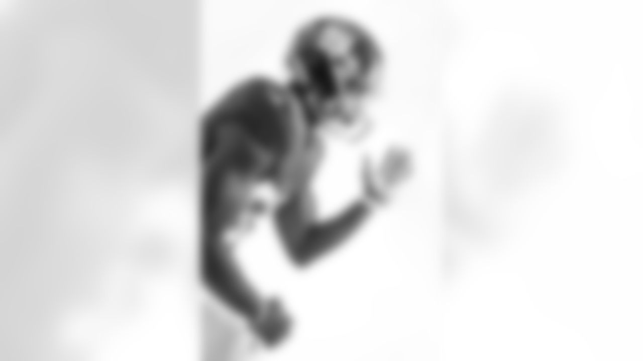 LB Lorenzo Carter (59)