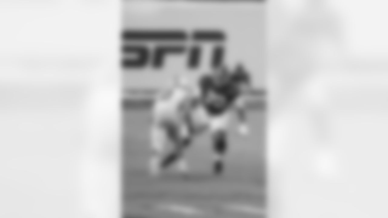 Alabama Crimson Tide offensive lineman Evan Neal (73) makes a move to block on the line of scrimmage during an NCAA College Football Playoff national championship game against the Ohio State Buckeyes, Monday, Jan. 11, 2021 in Miami Gardens, Fla. Alabama won 52-24. (Perry Knotts via AP)