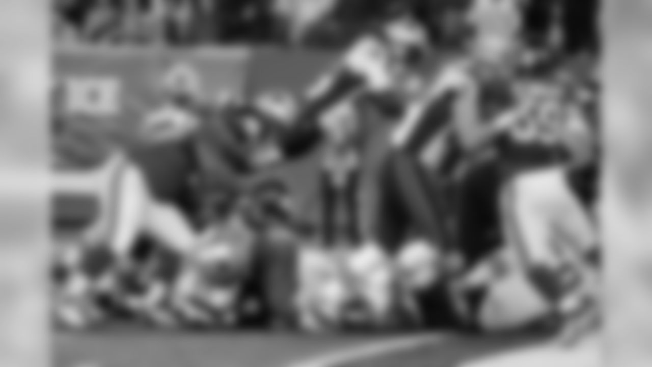 4:52, 3RD QTR, LeGarrette Blount leaps for a one-yard touchdown, NYG 20 – NE 17 - Watch Highlight