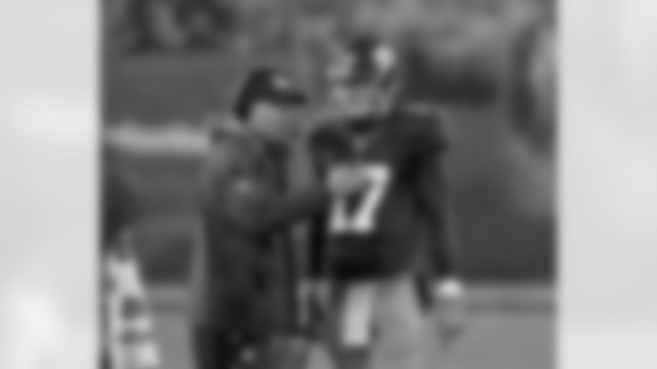 QB Curtis Painter (Re-signed)