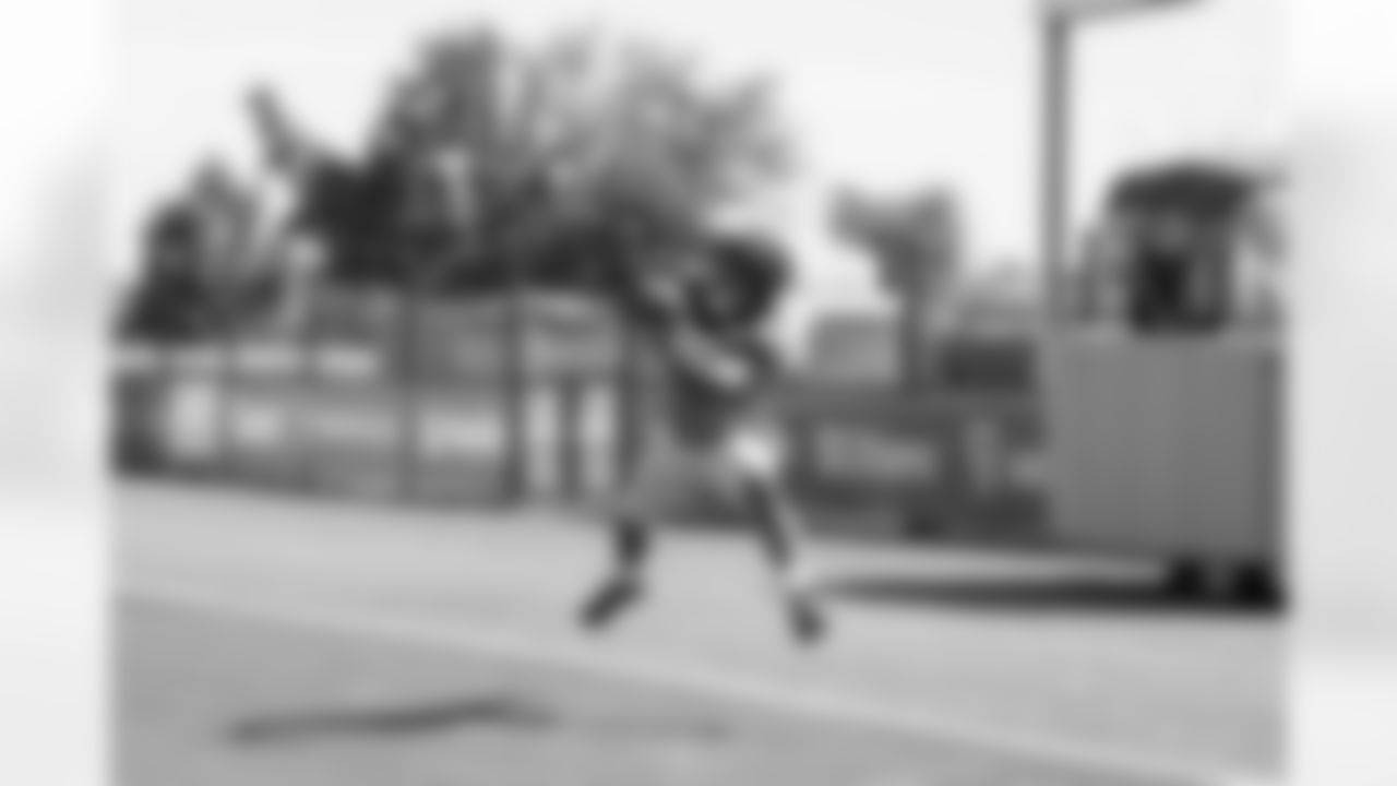 Jordan Akins (88)