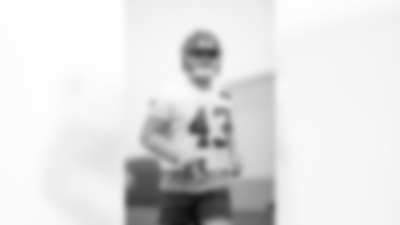LB Micah McFadden (43)