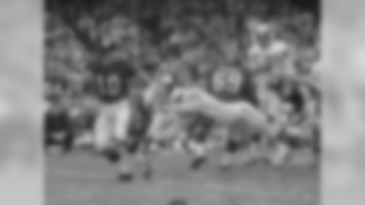 New York Giants Fran Tarkenton (40) during a game agains the Philadelphia Eagles on October 11, 1970 at Yankee Stadium in the Bronx, New York. The Philadelphia Eagles beat the Minnesota Vikings 30-23. Fran Tarkenton played for 18 season with 2 different teams. He was a 9-time Pro Bowler and was inducted into the Pro Football Hall of Fame in 1986.(David Durochik via AP)