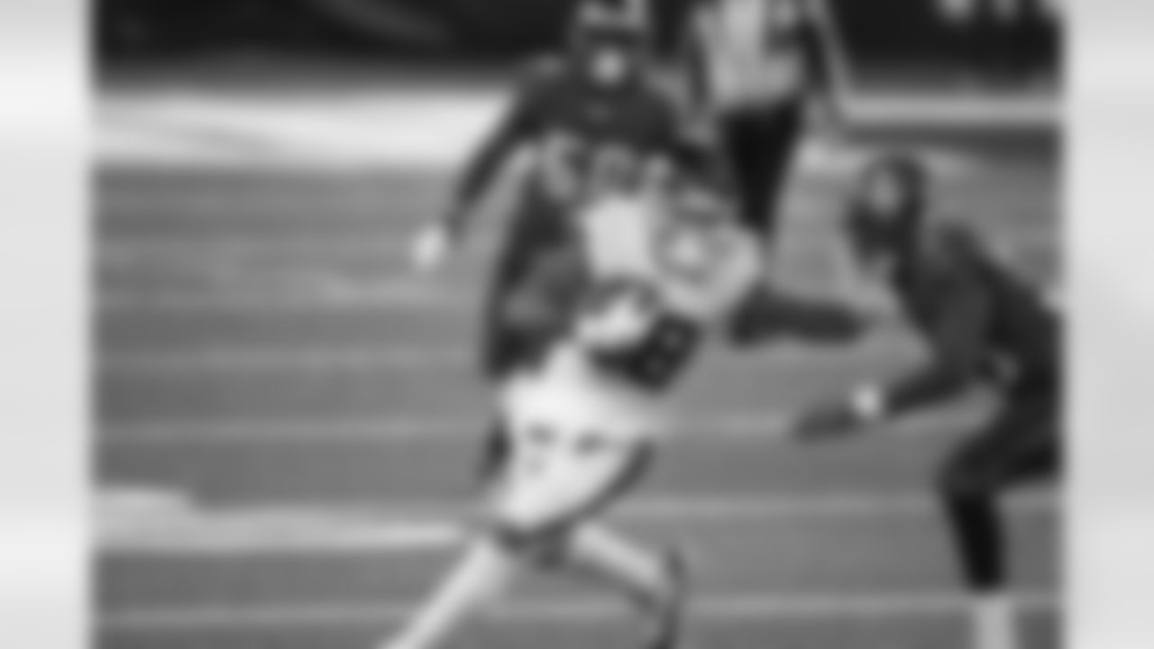 New York Giants tight end Evan Engram (88) makes a catch during a week 8 regular season Monday Night football game against the Tampa Bay Buccaneers at MetLife Stadium on November 2nd, 2020 in East Rutherford, New Jersey