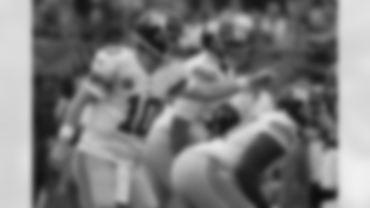 New York Giants quarterback Eli Manning (10) calls a play against the Cincinnati Bengals in the first half of an NFL football game