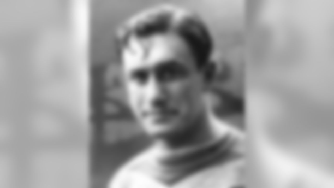 BENNY FRIEDMAN - Class of 2005, Quarterback, 1927 Cleveland Bulldogs, 1928 Detroit Wolverines, 1929-1931 New York Giants, 1932-1934 Brooklyn Dodgers
