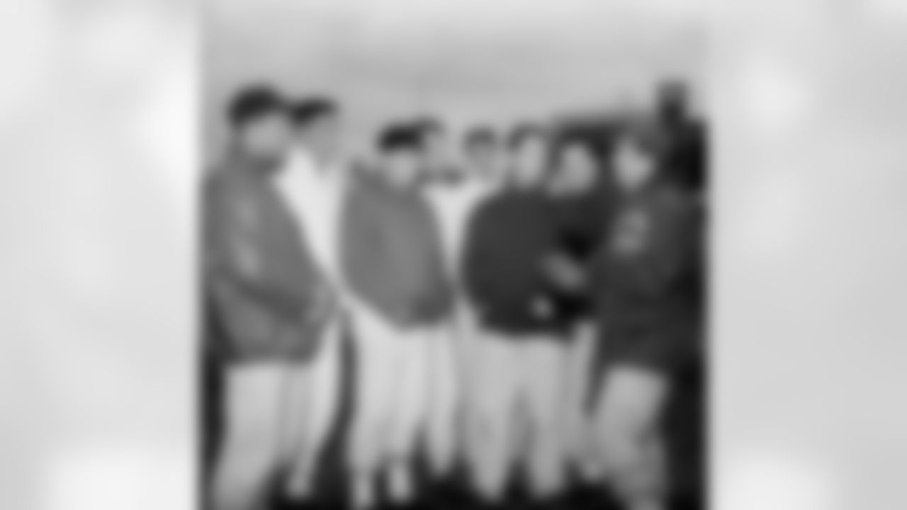 Allie Sherman, right, coach of the New York Giants, talks with his players before a workout at Yankee Stadium in New York, Dec. 7, 1962. from left are: Joe Morrison, back; Phil King, back; Joe Walton, end; Del Shofner, end; Don Chandler, back; Ralph Gugliemi, back and Frank Gifford, back. The Giants will meet the Cleveland Browns on Dec. 9, at the stadium. (AP Photo/Harry Harris)