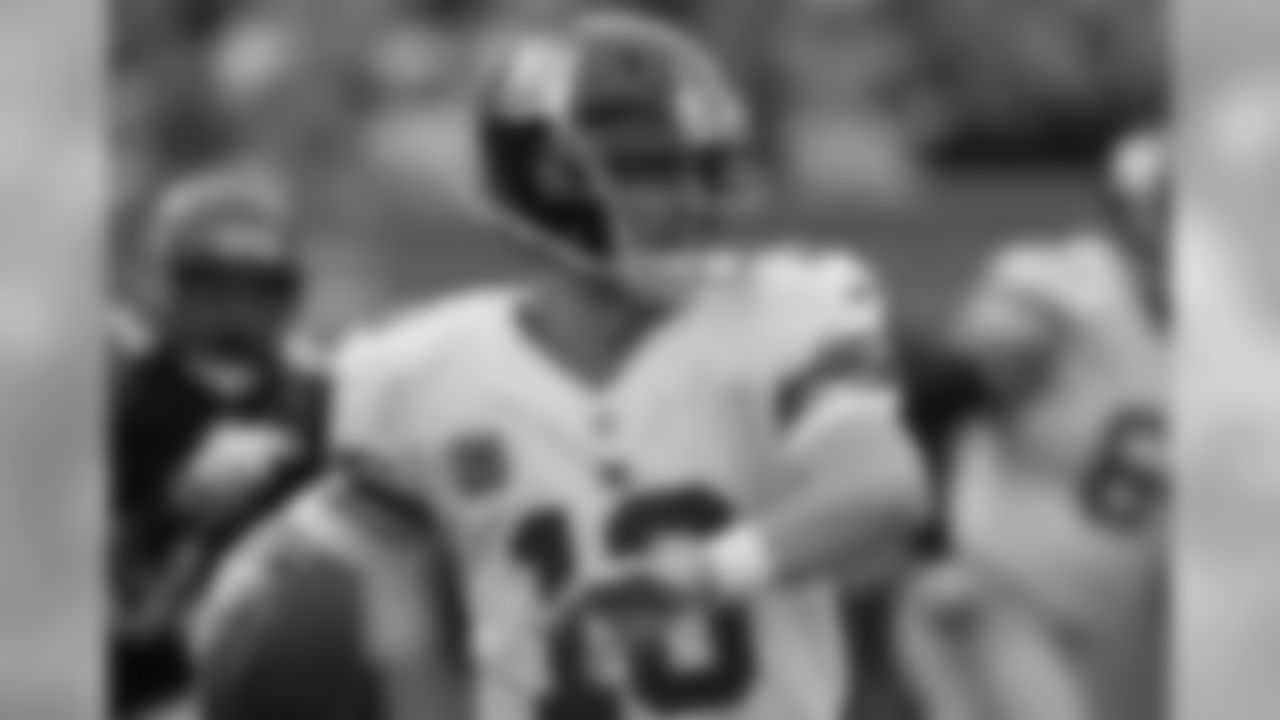 New York Giants quarterback Eli Manning looks to pass against the Cincinnati Bengals in the first half of an NFL football game
