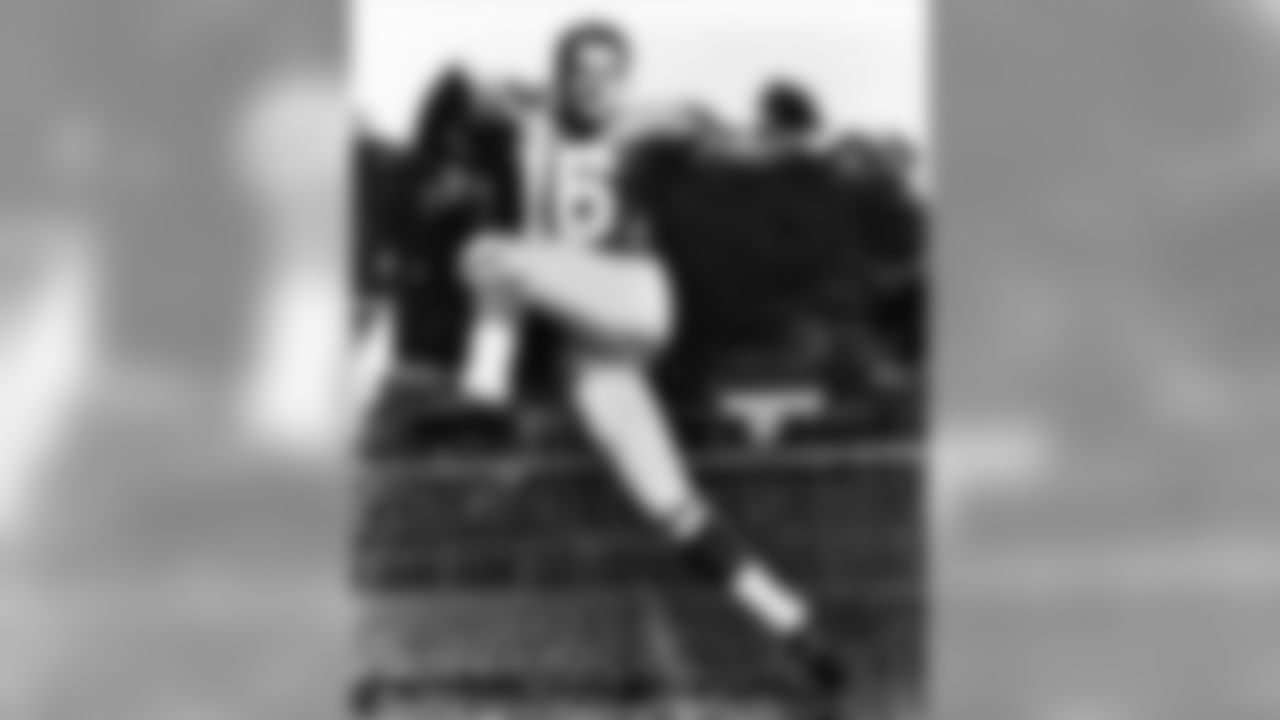 New York Giants Hall of Fame halfback Frank Gifford (16) poses for a photo during training camp during the 1960s. (AP Photo/NFL Photos)