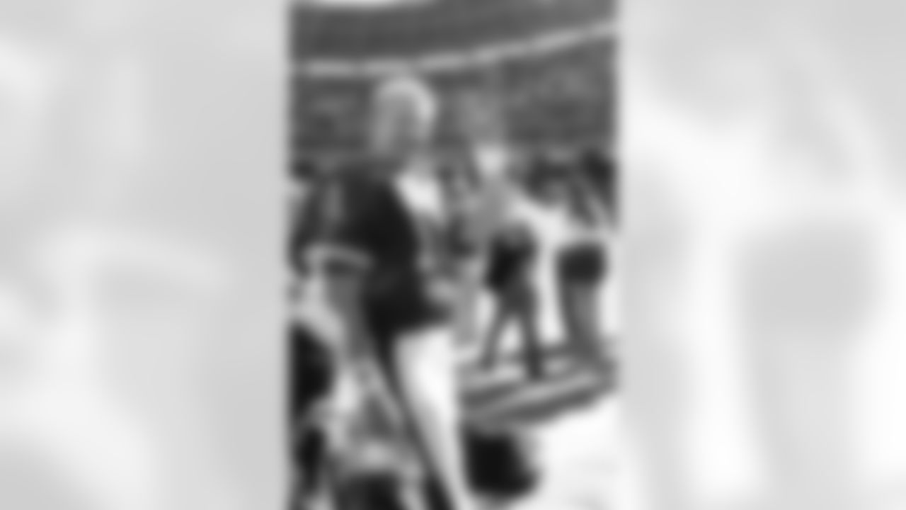 New York Giants quarterback Phil Simms (11) acknowledges fans after he ledt the game in the fourth quarter at Washington's RFK Stadium, Oct. 10, 1993. (AP Photo/Marcy Nighswander)