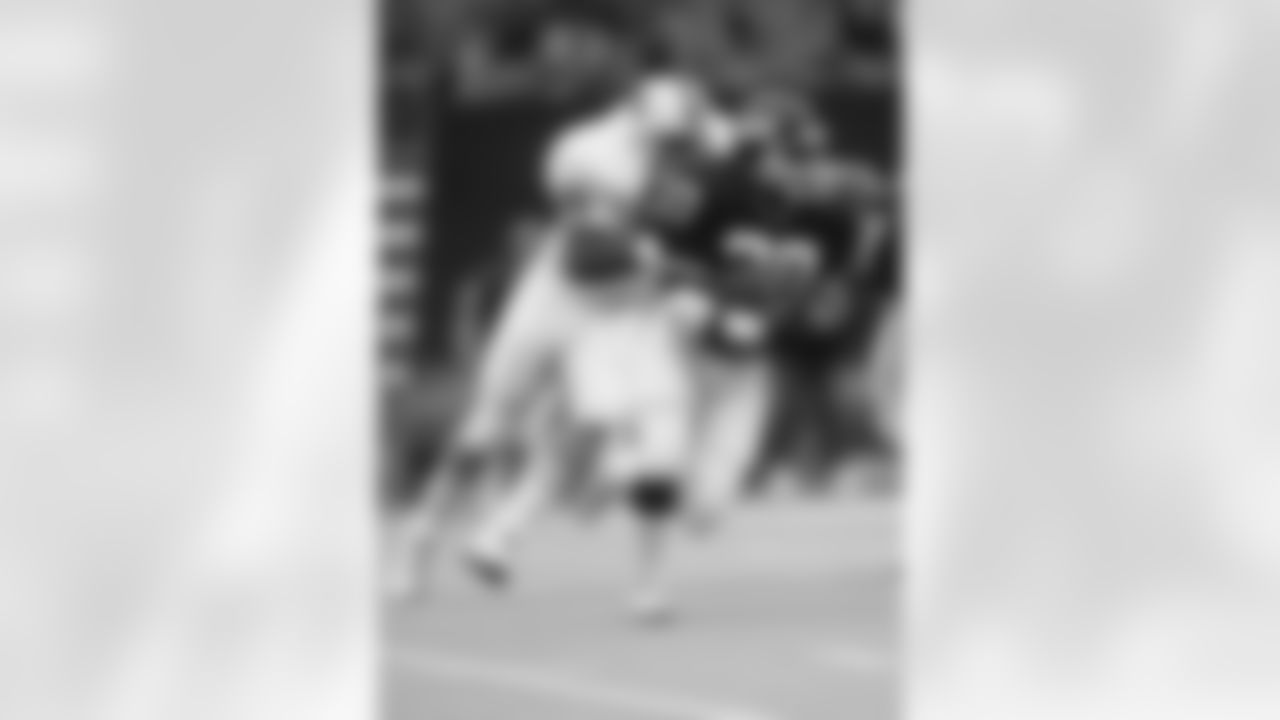 New York Giants running back Joe Morris (20) runs with the ball during the NFL football game between the Philadelphia Eagles and the New York Giants on September 8, 1985 in East Rutherford, New Jersey. The Giants won the game 21-0. (AP Photo/Paul Spinelli)