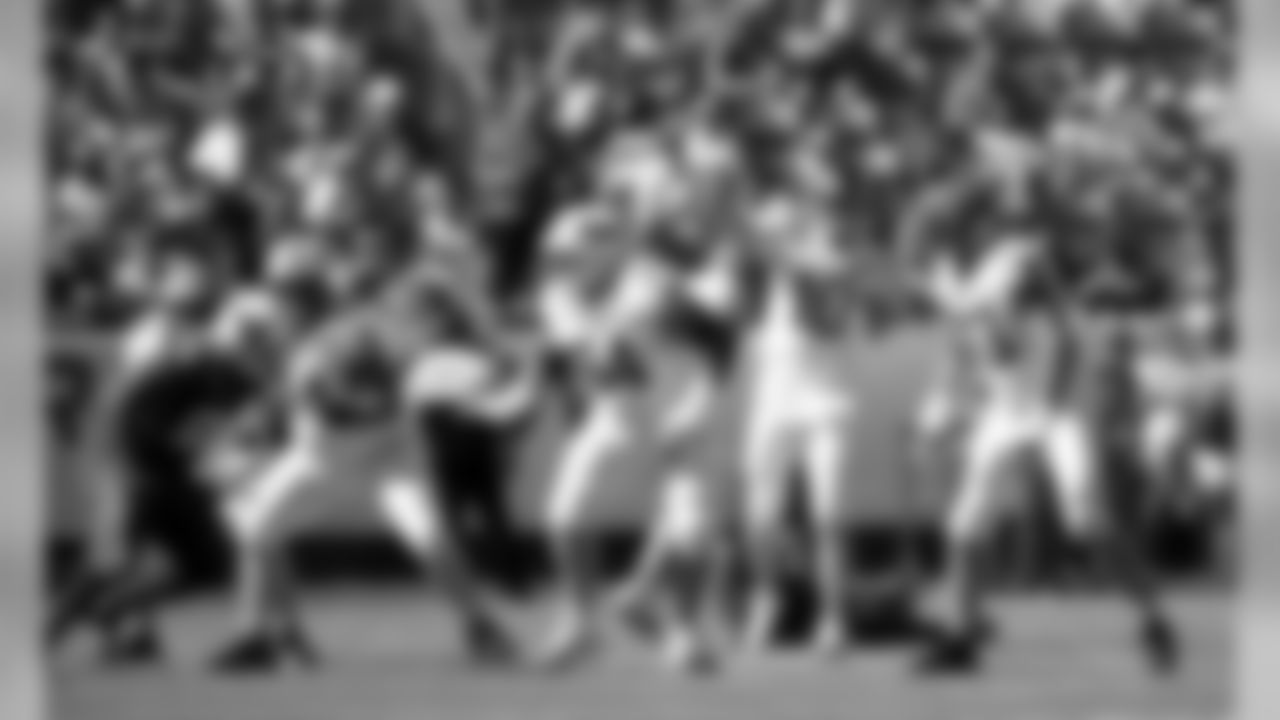 New York Giants quarterback Eli Manning (10) looks to pass during the NFL Pro Bowl football game, Sunday, Jan. 31, 2016, in Honolulu.