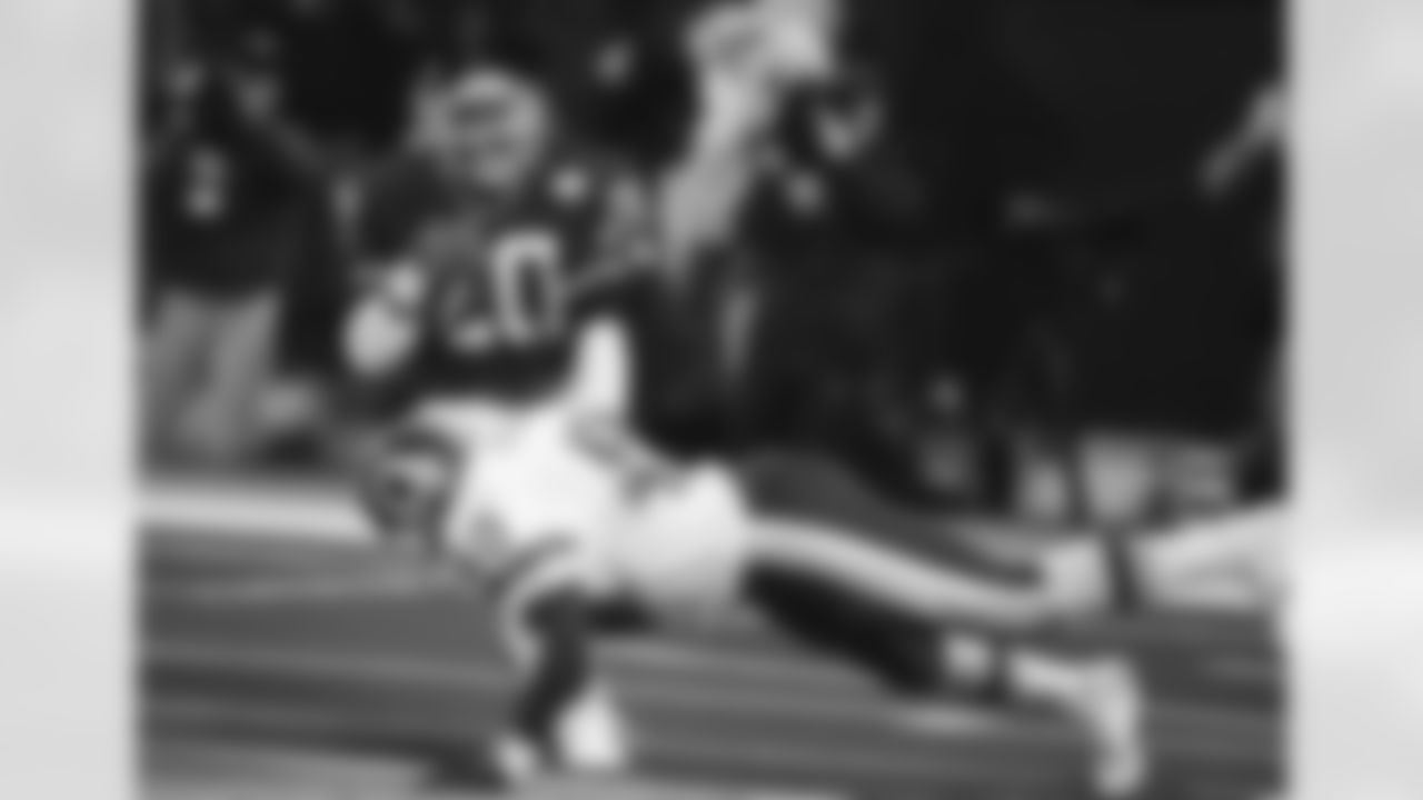 New York Giants Joe Morris breaks past Washington Redskins Alvin Walton into the end zone for an one yard touchdown run in the NFC Championship game at Giants Stadium in East Rutherford, N.J., Sunday, Jan. 11, 1987. (AP Photo/Rusty Kennedy)