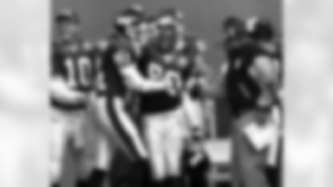 New York Giants wide receiver Amani Toomer (81) is congratulated on the sideline after scoring on a 61-yard touchdown during the first quarter Sunday, Dec. 5, 1999, at Giants Stadium in East Rutherford, N.J. Head coach Jim Fassel, right, shakes Toomer's hand as quarterback Kent Graham (10) pats him on the back and receiver Brian Alford (80) pats him on the head. Toomer scored three touchdowns as the Giants won 41-28. (AP Photo/Bill Kostroun)