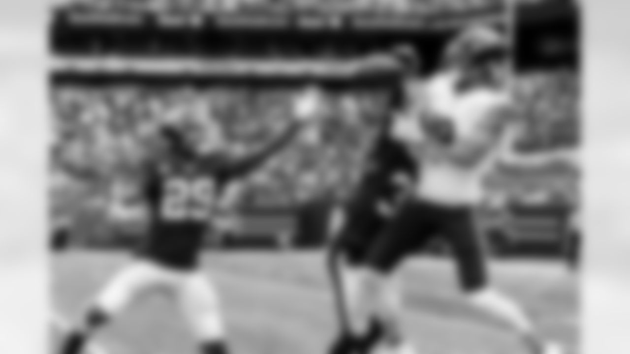 Xavier McKinney (29), Fabian Moreau (37)