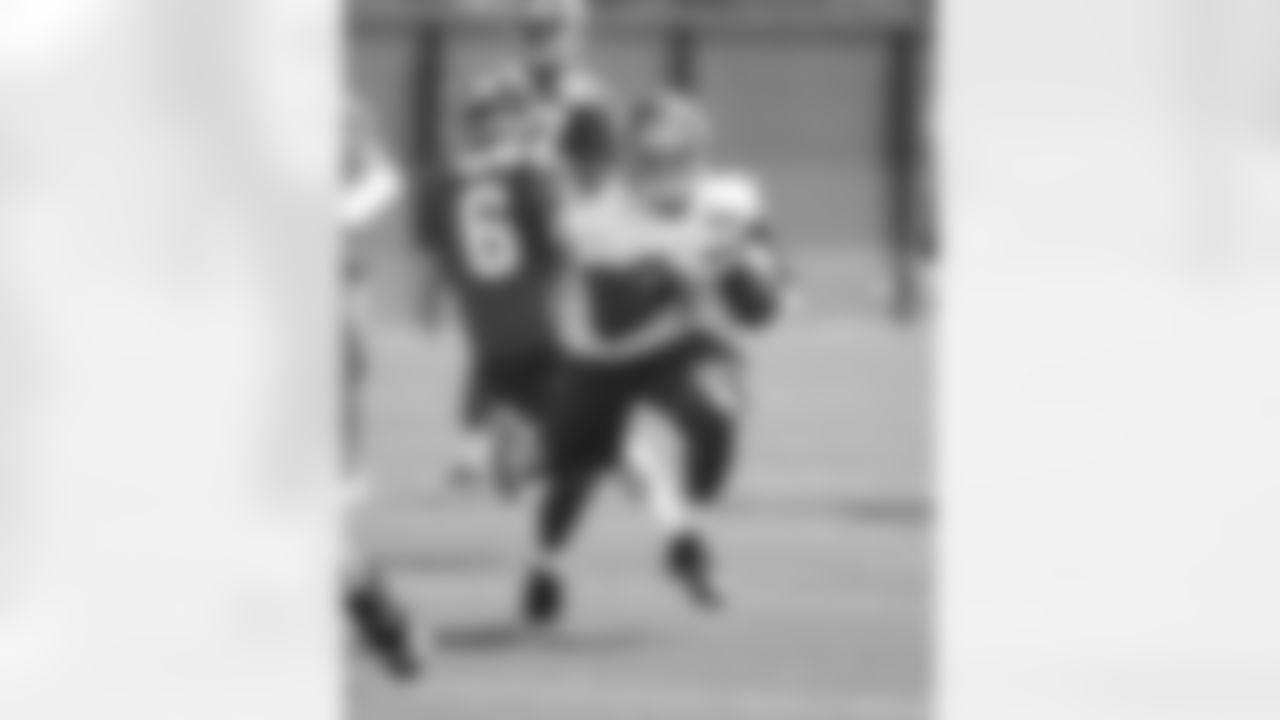 RB David Wilson takes a handoff from rookie tryout J.R. Suozzo.