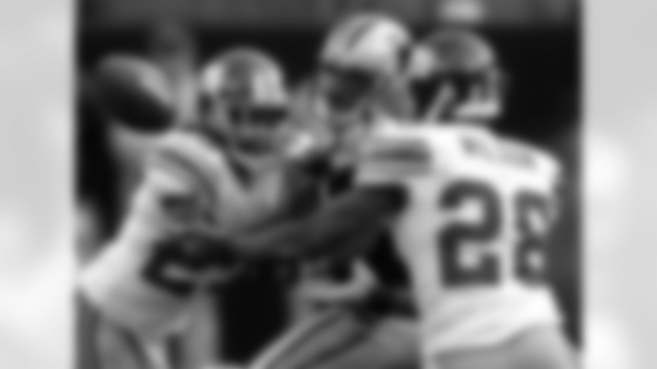 New York Giants' Gibril Wilson (28) reaches out to intercept a pass intended for Carolina Panthers' Steve Smith (89) as New York Giants' R.W. McQuarters (25) defends during the third quarter of the Giants' 27-13 win in an NFL football game in Charlotte, N.C., Sunday, Dec. 10, 2006. (AP Photo/Mike McCarn)