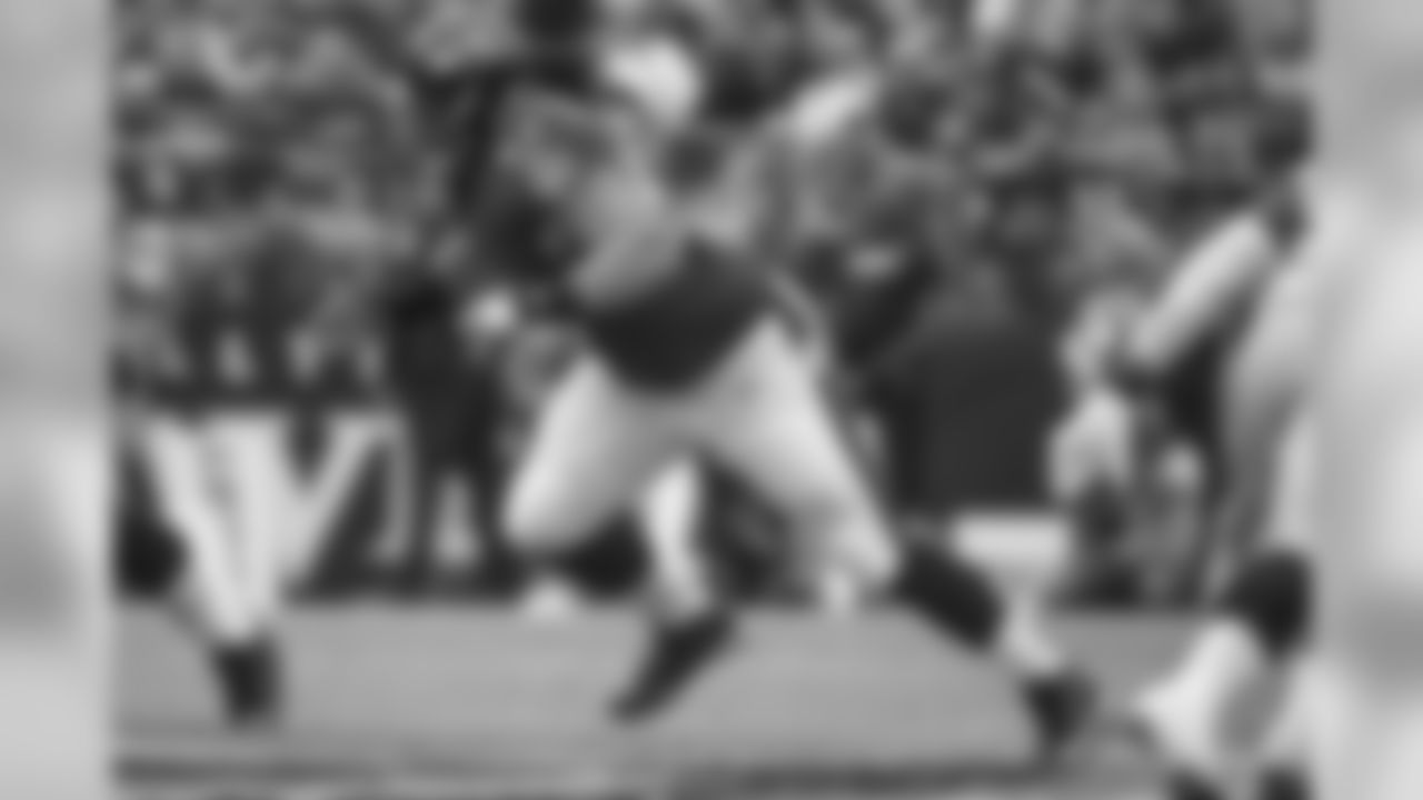 DE LAWRENCE GUY (UPDATE: Signed with Patriots)