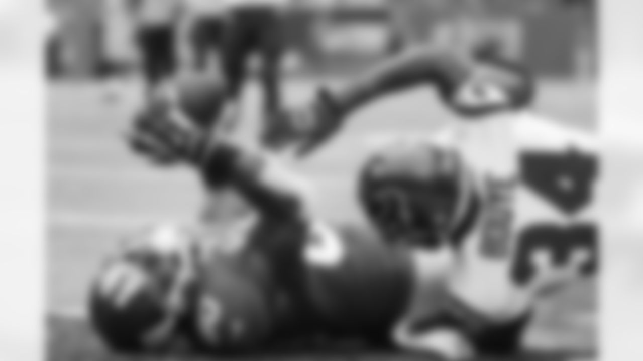 New York Giants wide receiver Victor Cruz (80) falls across the goal line for a touchdown against Houston Texans cornerback A.J. Bouye (34) in the second quarter of an NFL football game, Sunday, Sept. 21, 2014, in East Rutherford, N.J. (AP Photo/Kathy Willens)