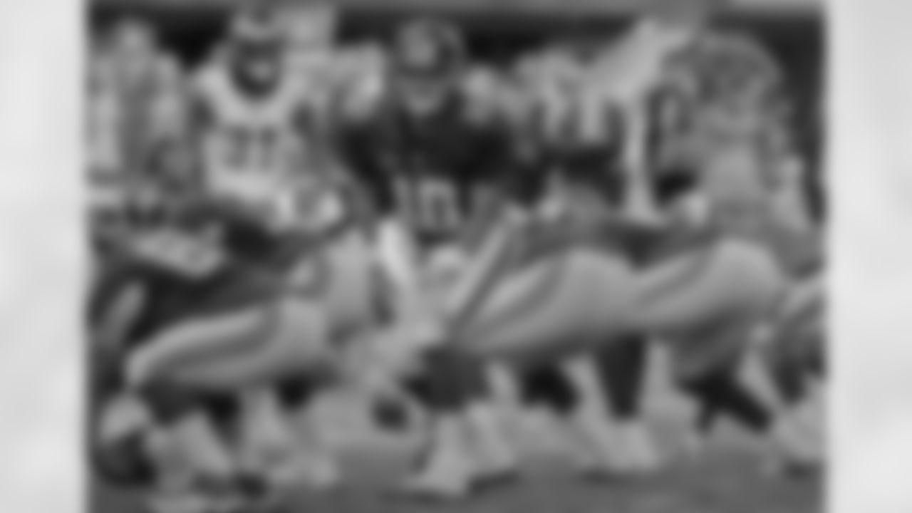 New York Giants quarterback Eli Manning (10) calls an audible at the line of scrimmage during the second quarter of NFL football game against the Philadelphia Eagles, Sunday, Nov. 6, 2016, in East Rutherford, N.J. (AP Photo/Frank Franklin II)