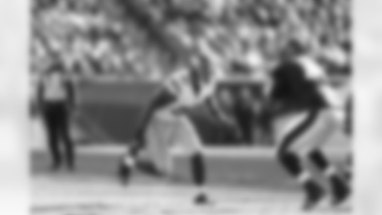 DE Jason Pierre-PaulStar players need to shine when it comes to rivalry games in prime-time, and Pierre-Paul fits that billing. Despite ranking in the middle of the pack with 10 sacks this season, the Giants have pressured opposing quarterbacks over their three-game winning streak and could be in line for a breakout game in the pass rush department. Pierre-Paul, who has 1.5 sacks this season (all against Arizona in Week 2), will lead the way, especially with fellow defensive end Robert Ayers' late appearance on the injury report this week. Ayers did not practice on Friday because of a neck issue and is questionable for Sunday. The defensive ends will also be critical on Sunday against Philadelphia's screen game, which is as good as it comes in the NFL.