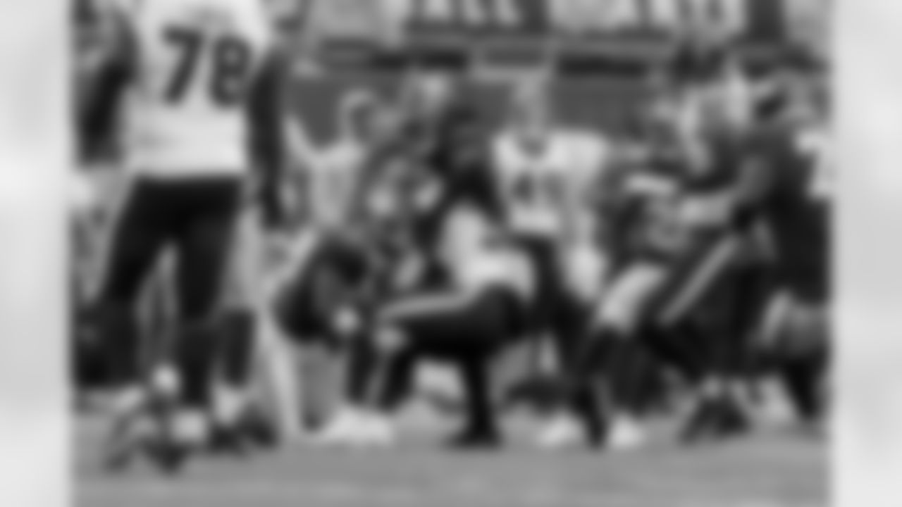 Jaylon Smith (54), Darnay Holmes (30)