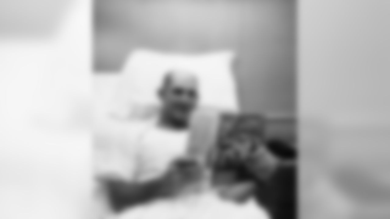 Y.A. Tittle, veteran quarterback of the New York Giants of the National Football League, rests in St. Elizabeth?s Hospital, New York on Sept. 16, 1963. Tittle suffered a bruised chest bone and bruised ribs on September 15 game against the Baltimore Colts. (AP Photo/David Pickoff)