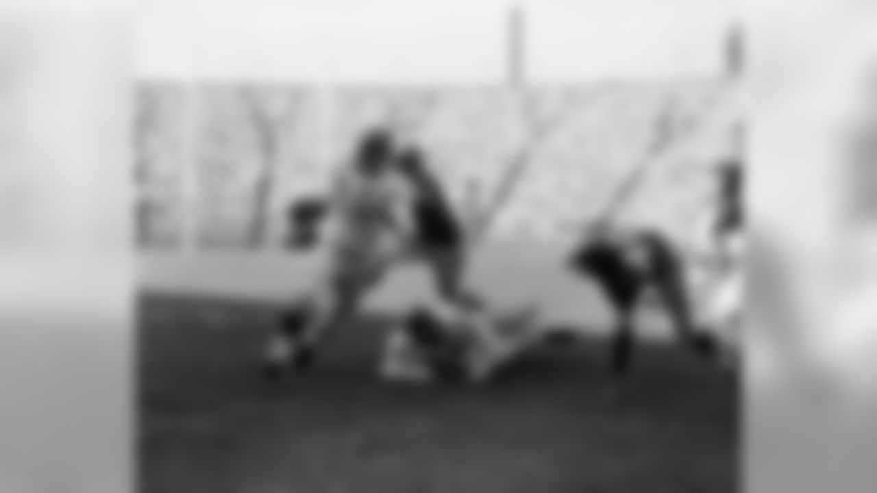 New York Giants' half back Frank Gifford carries the ball during pro exhibition game with the San Francisco 49ers, Aug. 20, 1955. Others are New York's Jack Stroud (66), on ground, and 49er George Maderos (40). (AP Photo)