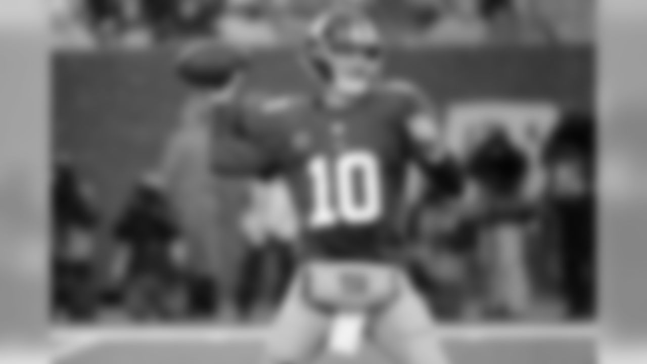 New York Giants quarterback Eli Manning (10) throws a pass during the first half of an NFL football game against the Washington Redskins Sunday, Dec. 29, 2013, in East Rutherford, N.J. (AP Photo/Bill Kostroun)