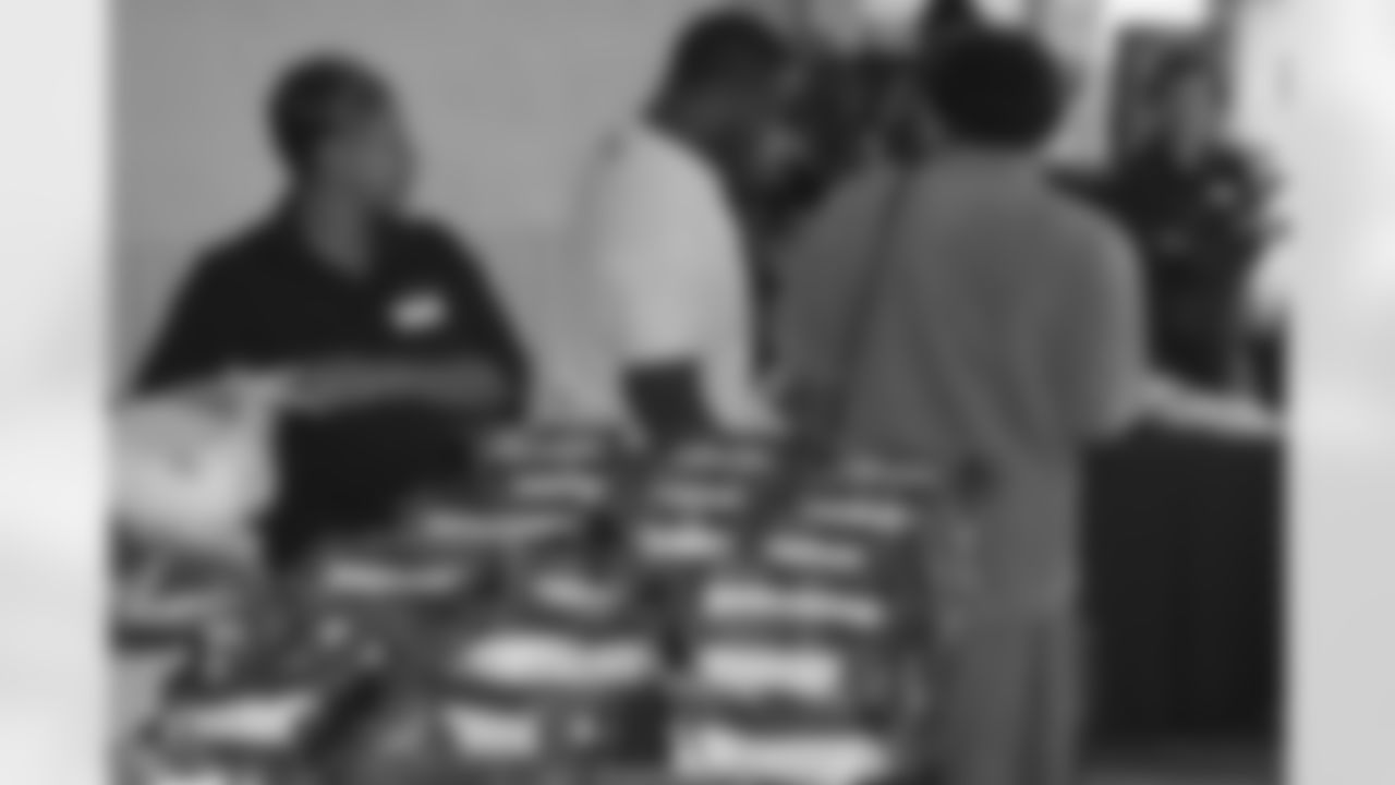 Jones-Drew provides Thanksgiving meals
