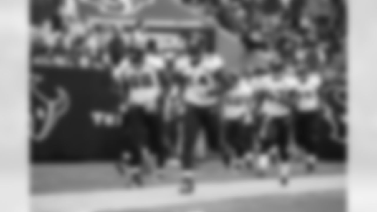 98 John Henderson, #54 Quentin Groves