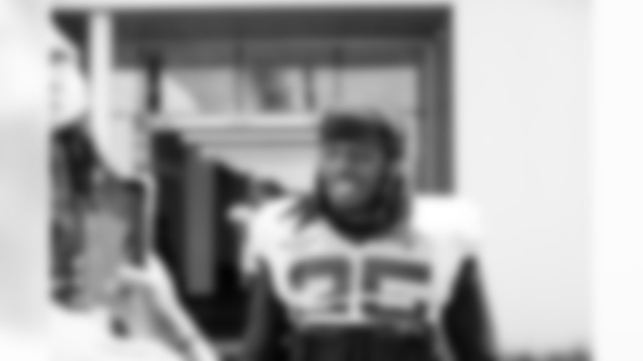 RB D'Ernest Johnson (25)