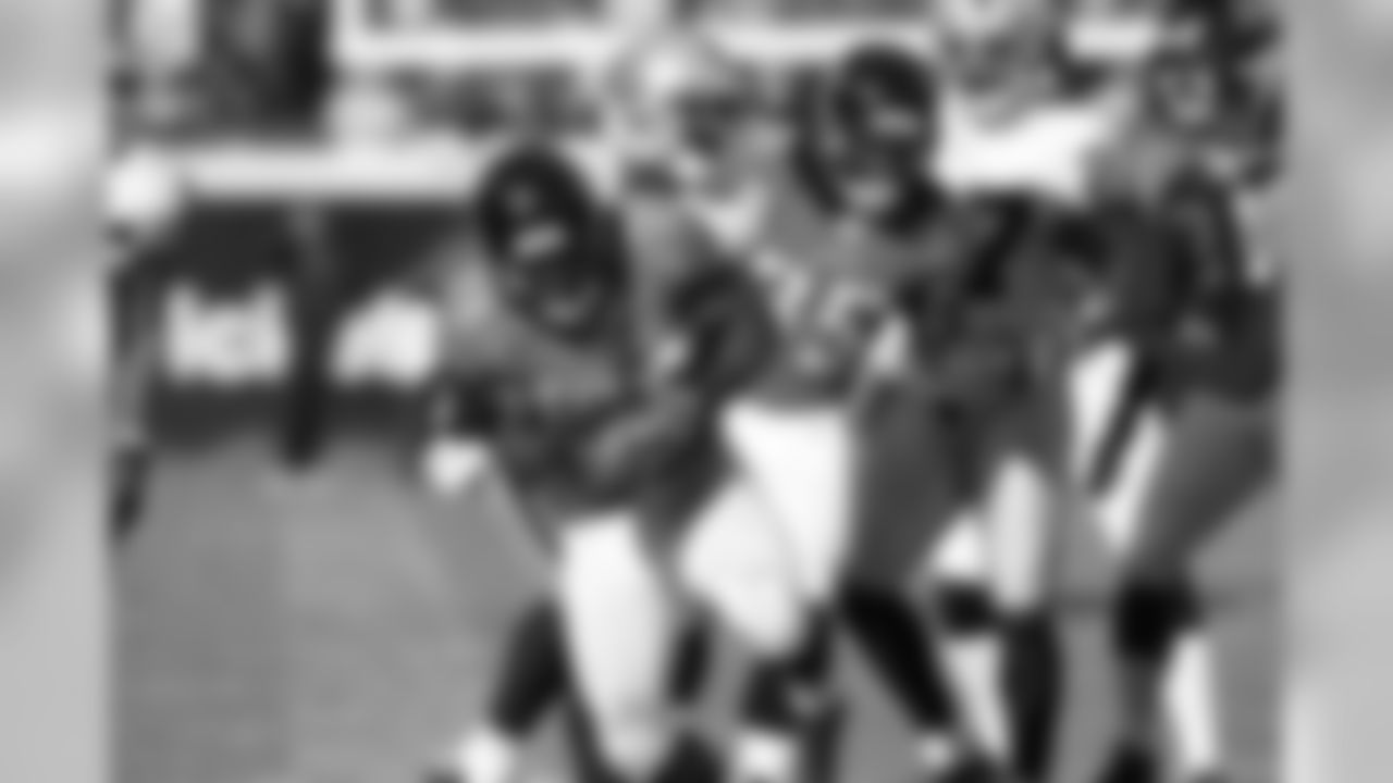 24 Montell Owens, #35 Deji Karim