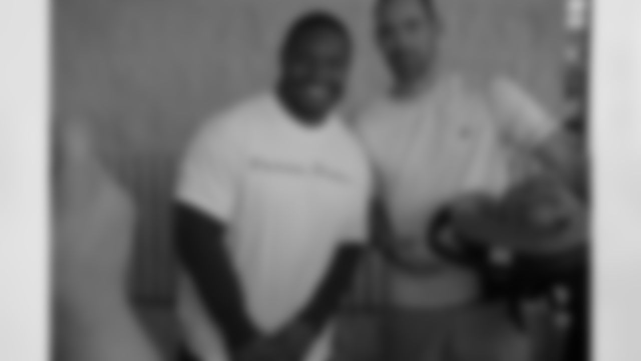 Jones-Drew provides Thanksgiving meals