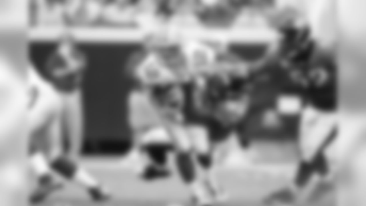 93 Quentin Groves, #52 Daryl Smith
